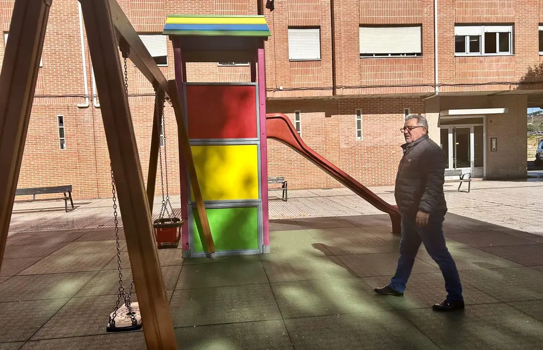 La brigada de la Concejalía de Medio Ambiente, dirigida por Carlos Fernández, ha completado con medios propios la renovación y mejora de accesorios del parque infantil de la plaza Lutero King de Ponferrada.