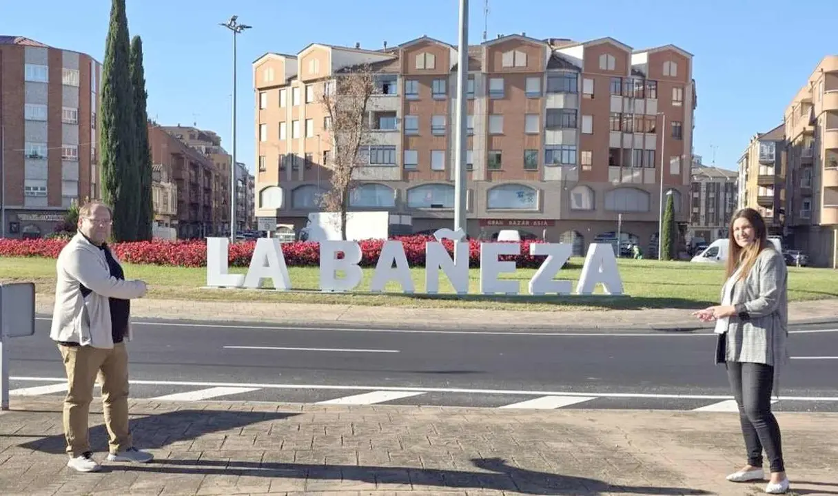 Imagen de las letras de 'La Bañeza' en la rotonda de acceso a la localidad.