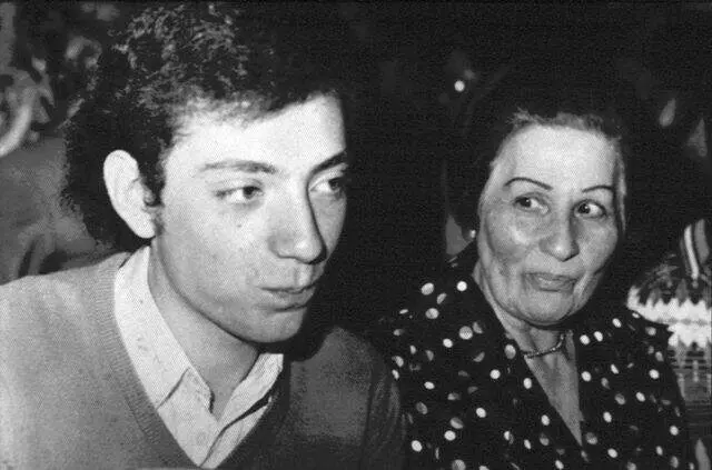 La oeta cacabelense Manuela López García, junto a Juan Carlos Mestre, en una foto histórica publicada en Tam Tam Press.