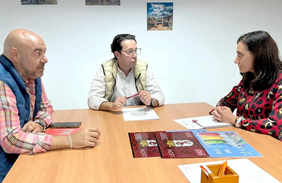 Un instante de la reunión entre representantes sindicales y Alicia Gallego, secretaria general de UPL.