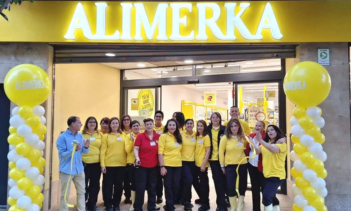 El equipo de profesionales del supermercado Alimerka en la Avenida de Roma