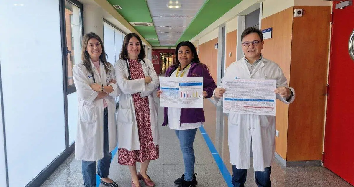 Laura de la Fuente, Emilse Martínez, Delmira Estévez y Favio Aníbal Rojas con los pósteres presentados.