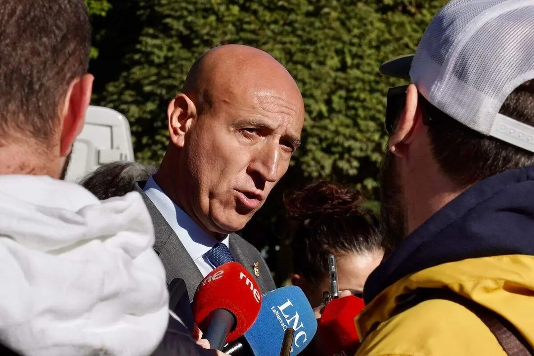 El alcalde de León, José Antonio Diez, atiende a los medios de comunicación durante su visita los nuevos aseos públicos. Foto: Campillo