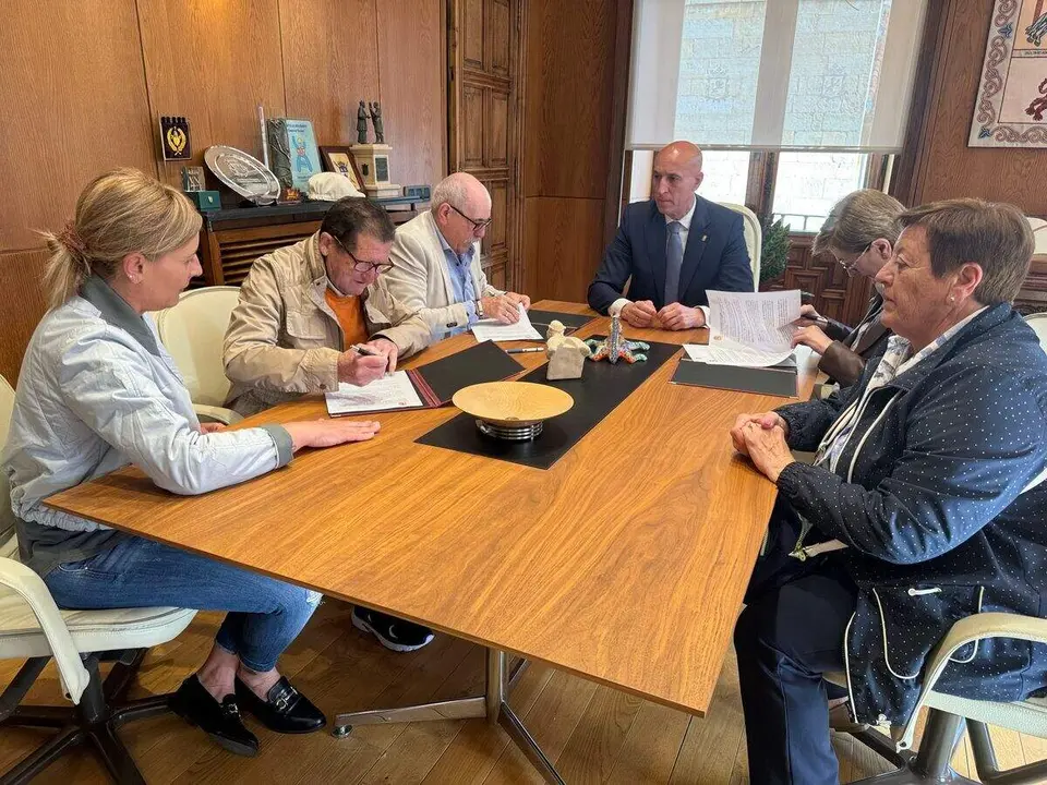 Imagen de archivo del alcalde de León, José Antonio Diez, en la firma de convenios con las tres juntas vecinales de Armunia, Oteruelo y Trobajo del Cerecedo en 2024. Foto: Ical