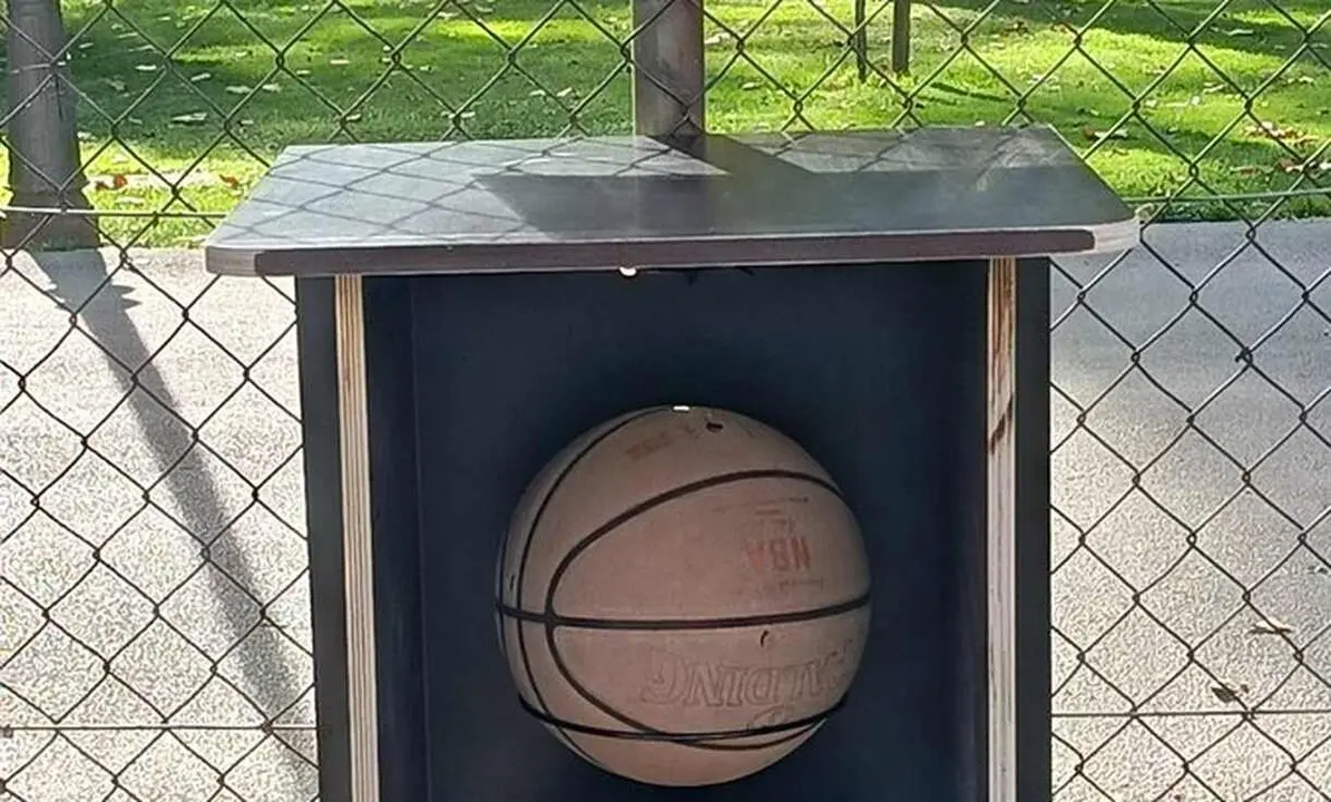 Imagen de uno de los balones en las estanterías cerradas y puesto a disposición de los usuarios de la cancha.