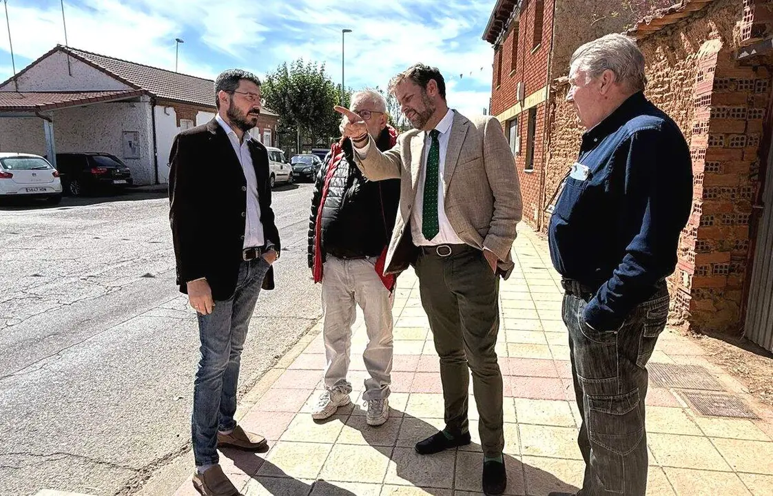 Javier Santiago y el portavoz PP Santovenia en Villacedré.
