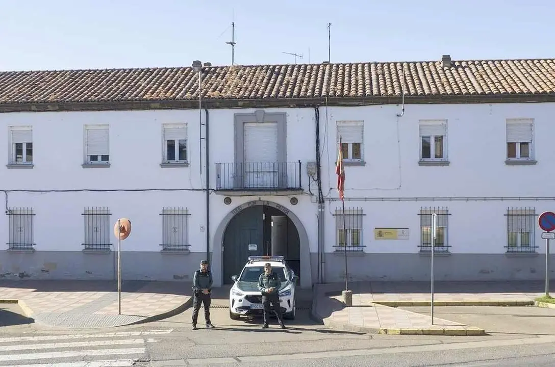 La Guardia Civil ha detenido en Cervera de Pisuerga (Palencia) a un varón de 40 años como presunto autor de dos robos en segundas viviendas en León.