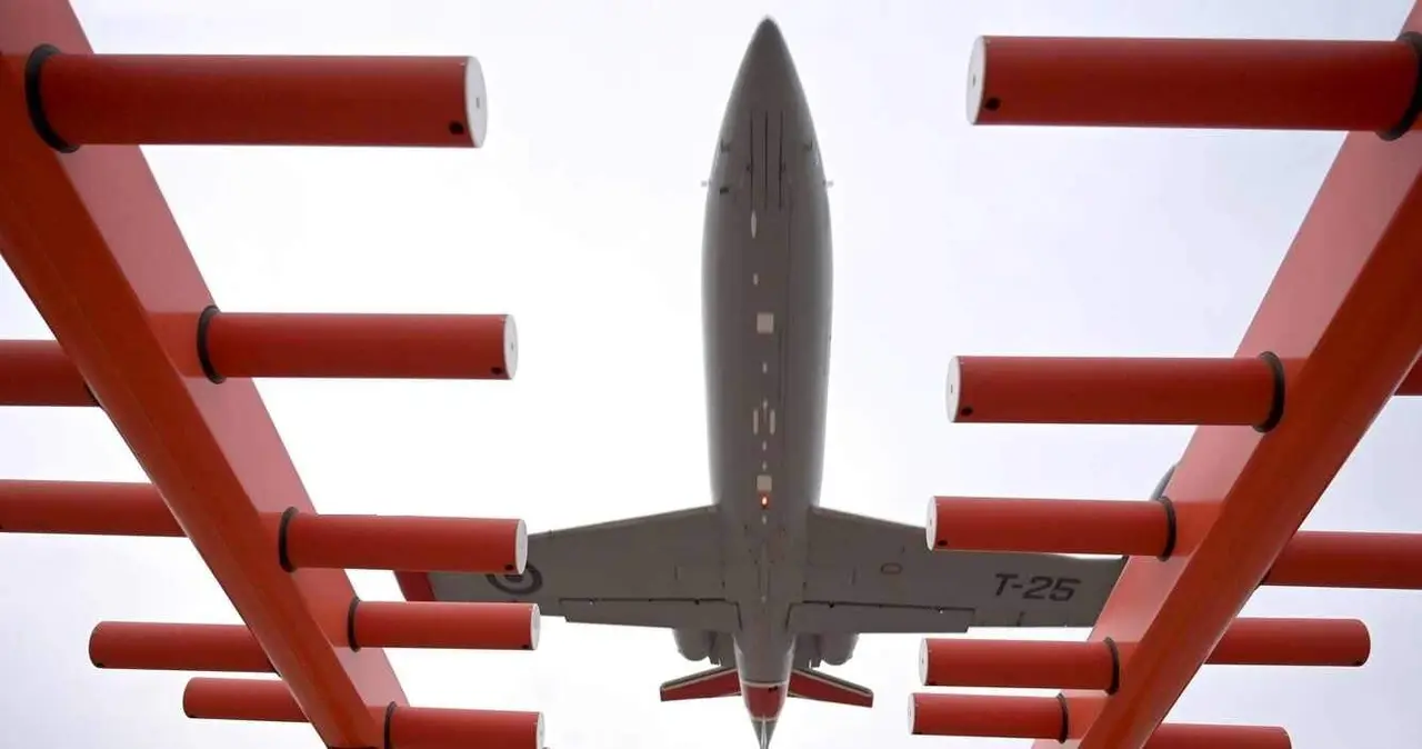 Un avión sobrevuela el sistema del ILS en su aterrizaje.