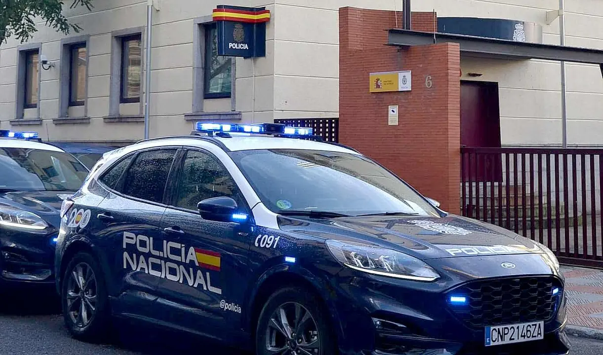 Imagen de un vehículo policial a las puertas de la Comisaría de Policía de León capital.