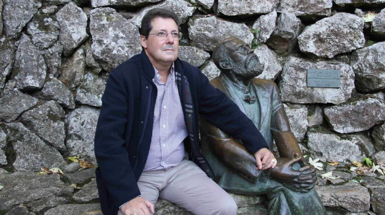 José María Fernández Chimeno con una estatua de Gaudí