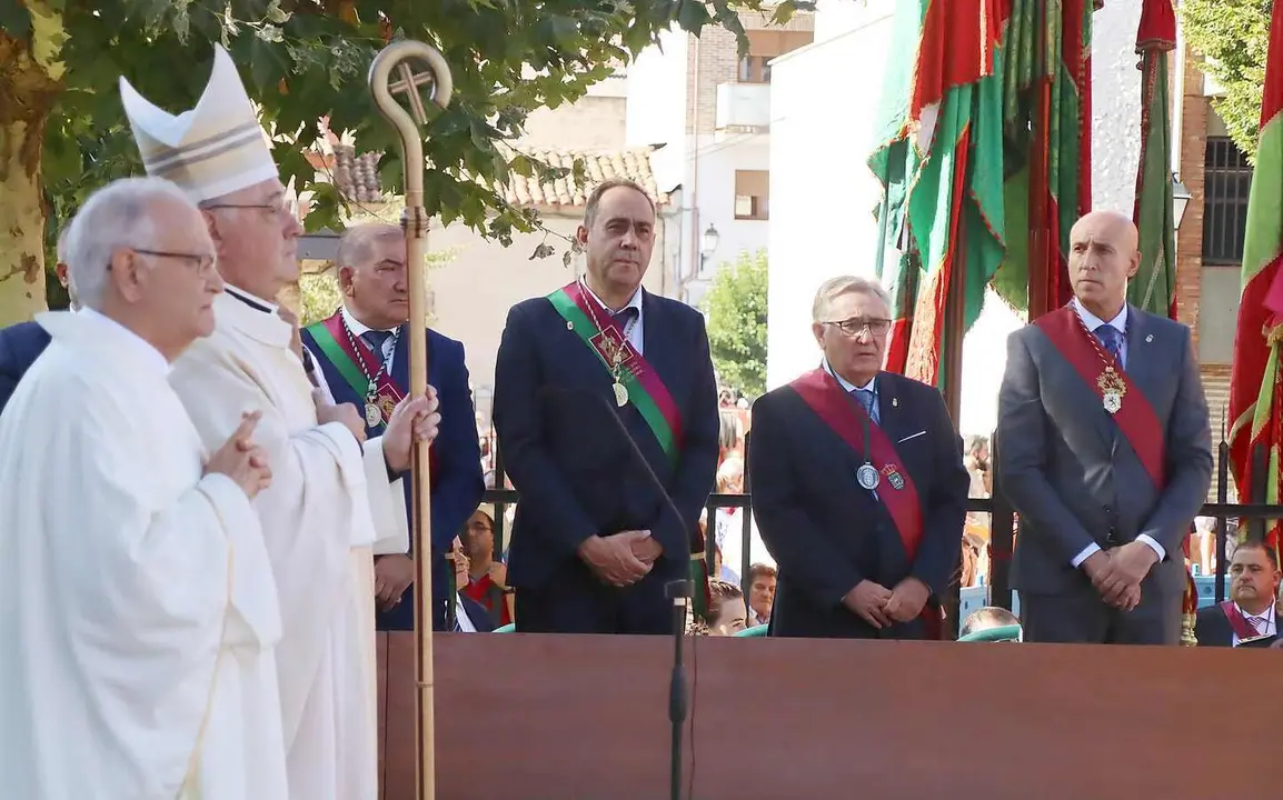 El obispo de León, Luis Ángel de las Heras, los alcaldes del Voto y el acalde de León, José Antonio Díez, en la celebración de la tradicional romería de San Froilán, declarada de Interés Turístico Provincial y Regional