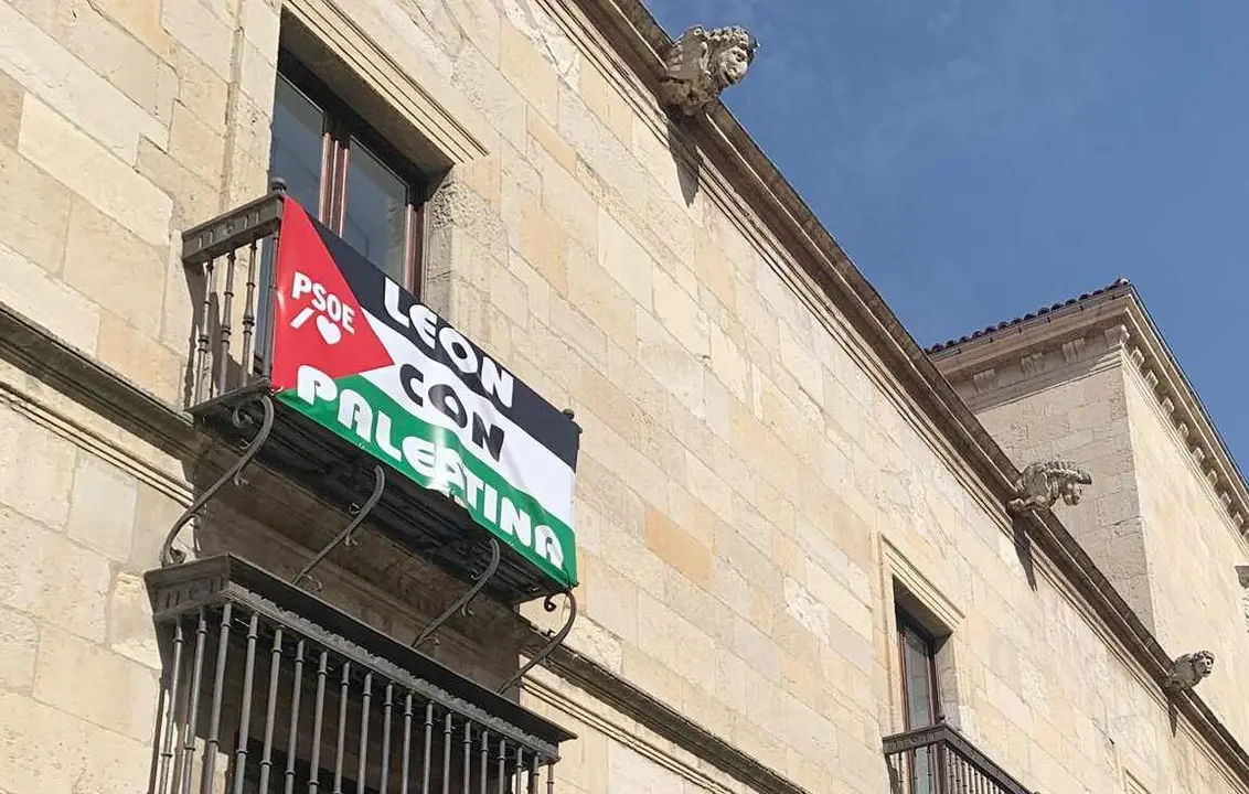 Los socialistas han dado visibilidad al conflicto colocando la bandera palestina en su balcón.