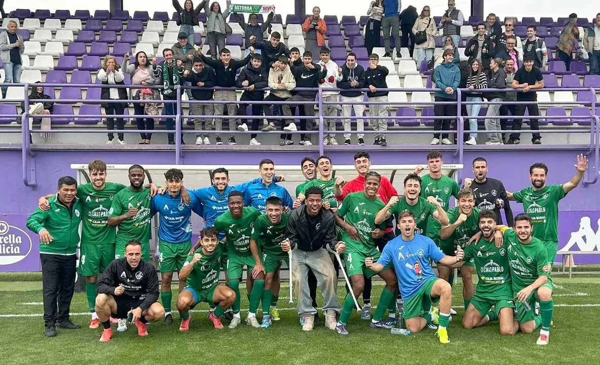 El Atlético Astorga, en el momento de celebrar su importante victoria en Valladolid.