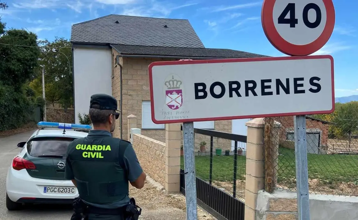 Un guardia civil en la localidad de Borrenes, donde se cometieron los robos.