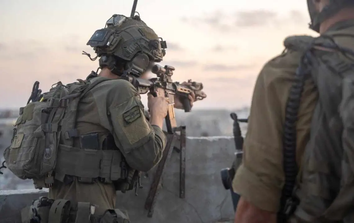 Soldados israelíes durante su avance en Gaza.