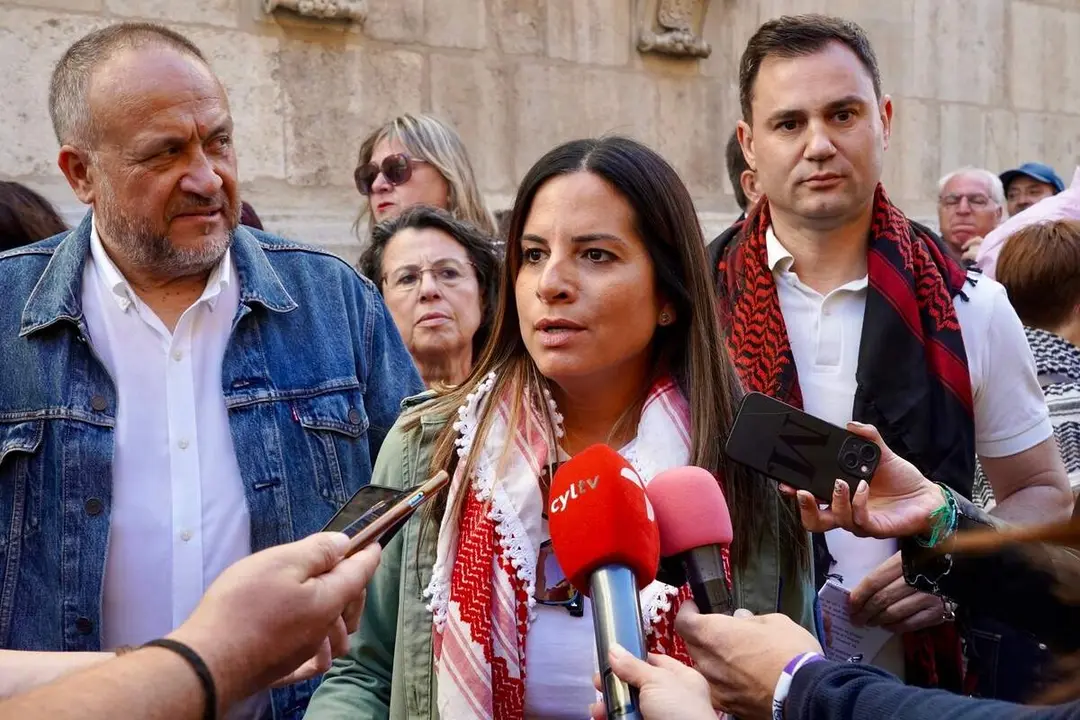 El Partido Socialista convoca una concentración y posterior lectura de un manifiesto en favor de Palestina, a la que asisten la vicesecretaria general autonómica, Nuria Rubio, y el secretario general en León, Javier Alfonso Cendón