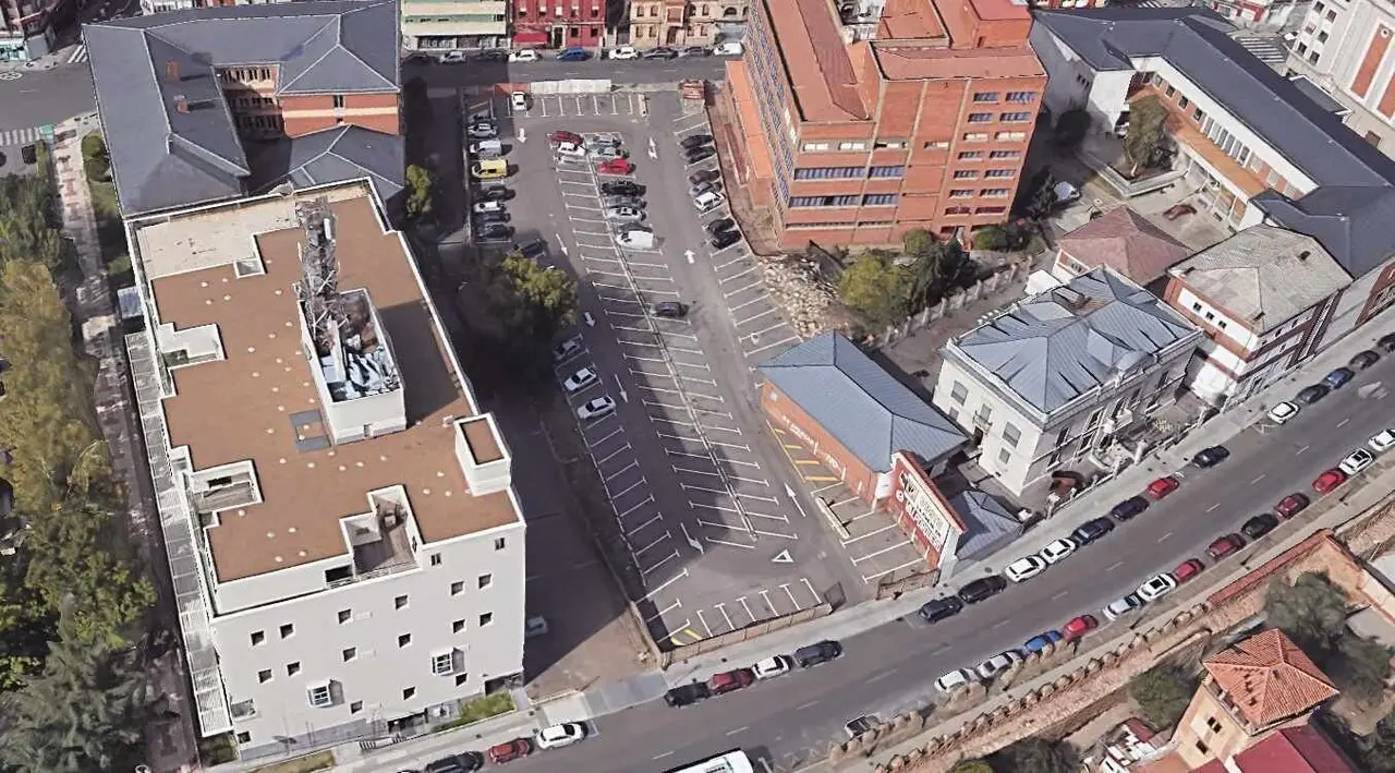 Vista aérea de la parcela ubicada en el corazón de León, propiedad de Diputación, y durante años ofreciendo una pobre imagen de aparcamiento en superficie.