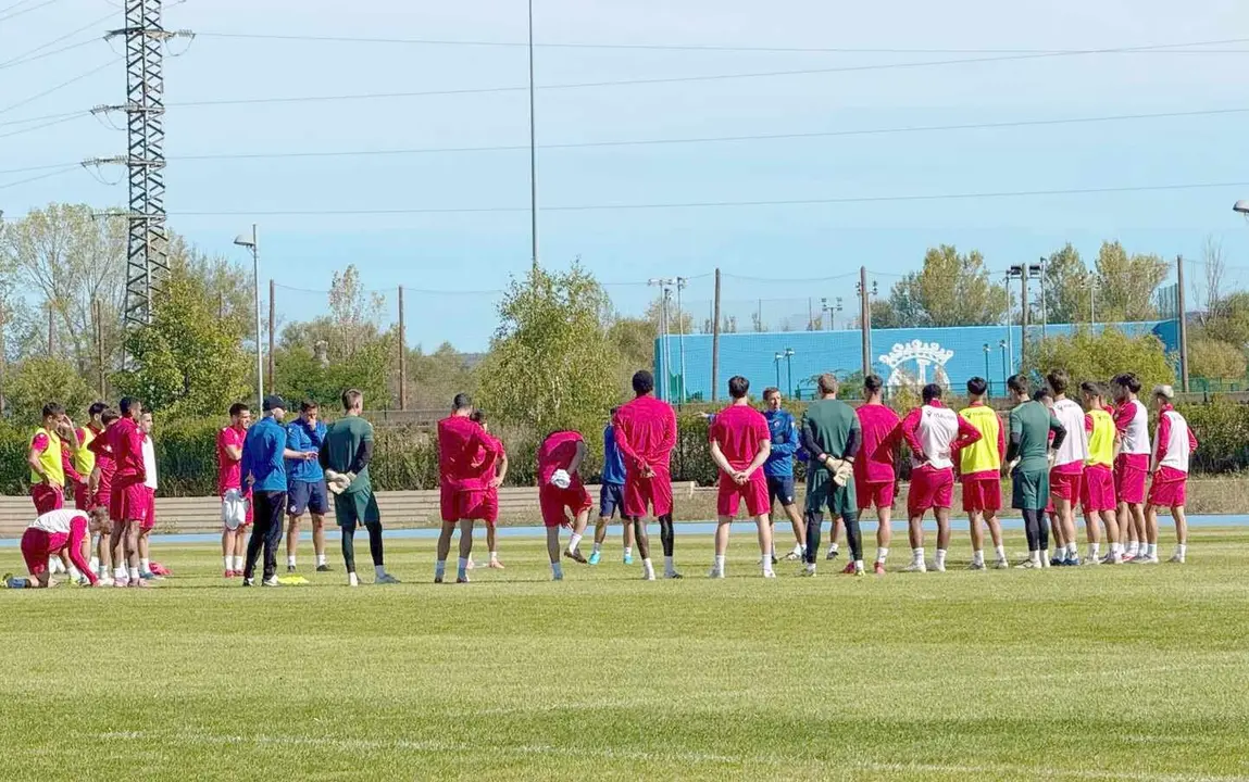 'Cuco' Ziganda conversa con sus jugadores durante un entrenamiento esta semana en la Universidad de León.