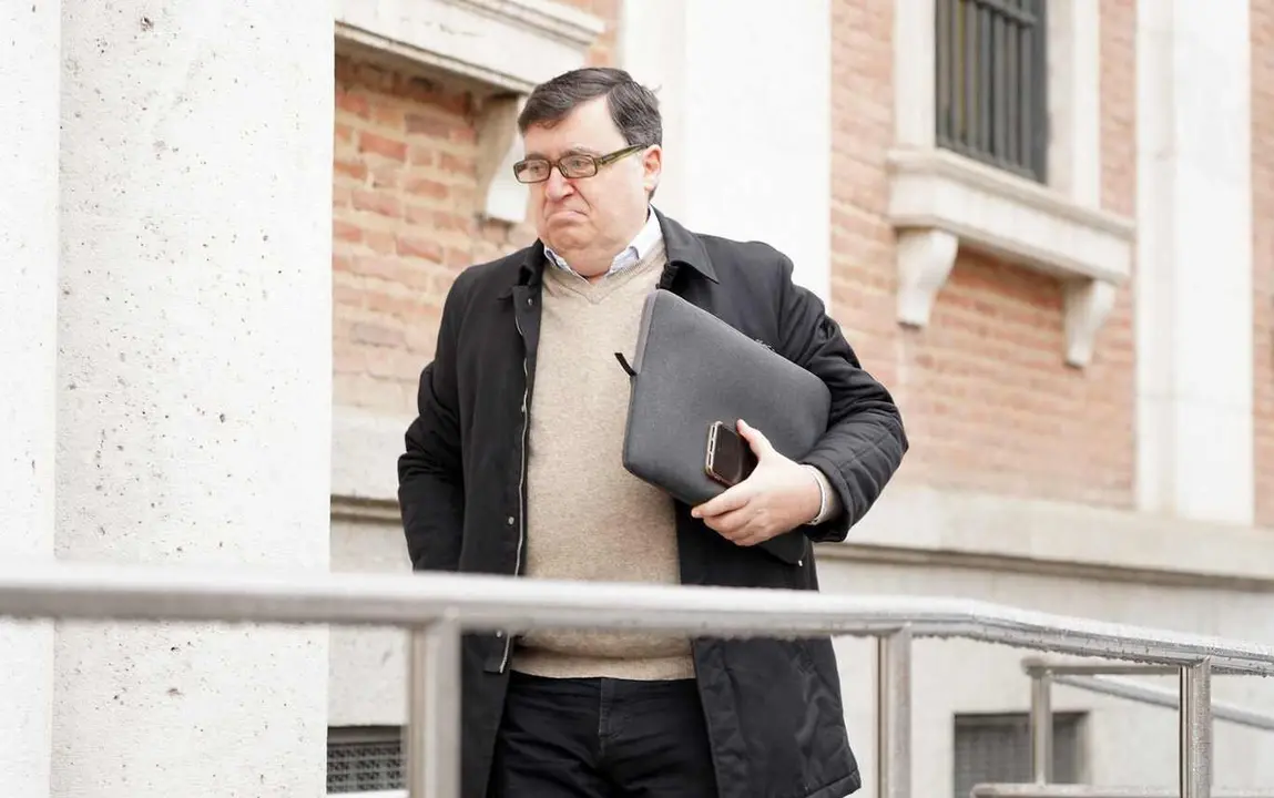 Segunda jornada del juicio por el caso ‘Perla Negra’ en el que se juzga a la excúpula de la Consejería de Economía. El exviceconsejero y exsecretrario de Economía, Rafael Delgado, a su llegada a la Audiencia.