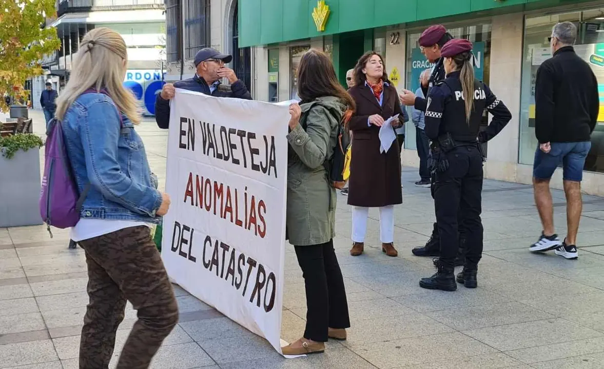 Vecinos de Valdeteja, este martes, durante su concentración en Ordoño II.