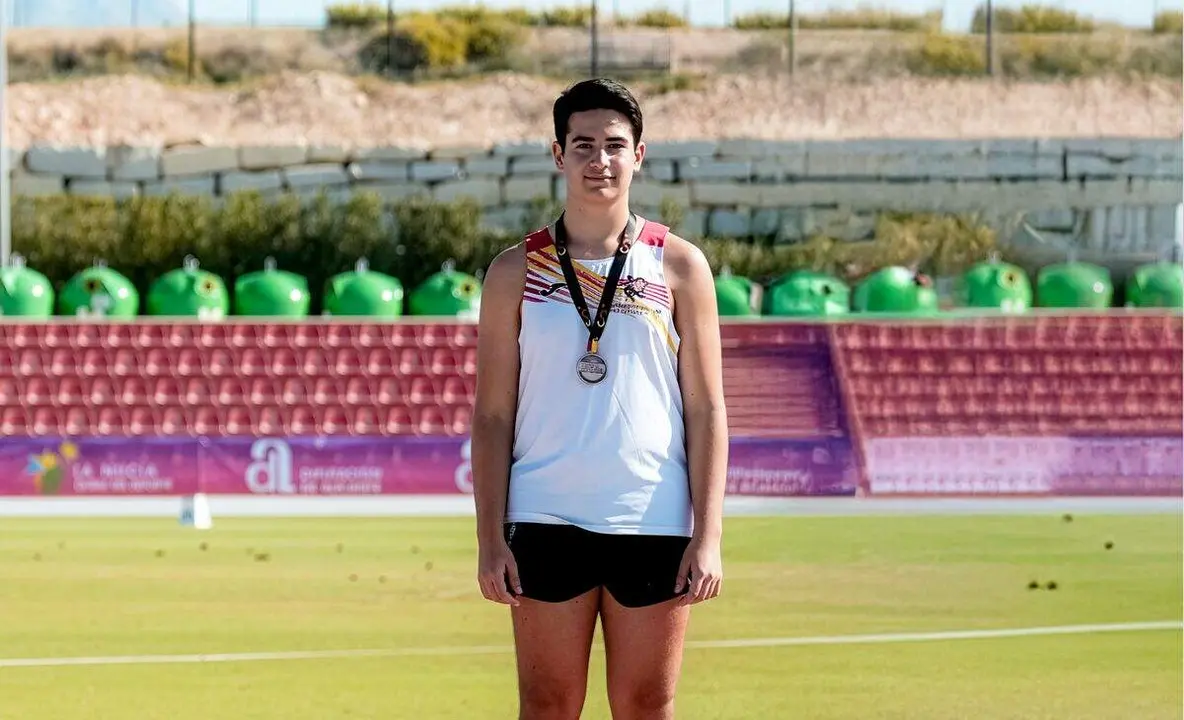 El joven atleta berciano, Miguel Muñoz, en el podio con su medalla de bronce.