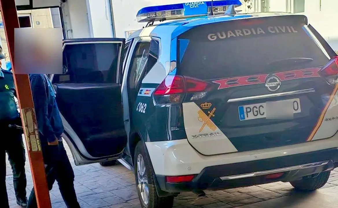 Efectivos de la Guardia Civil, en el momento de la detención.