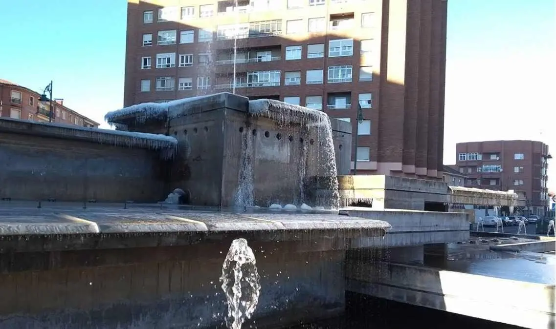 Imagen de la fuente de hormigón armado que ahora llega a su punto y final. Una gran escultura ocupará su lugar.