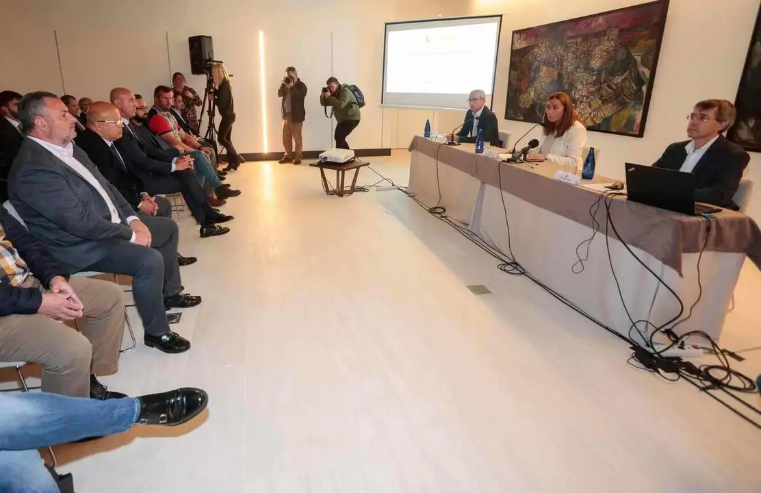 La delegada del Gobierno en Castilla y León, Virginia Barcones, acompañada del director general del Sociedad Estatal del Suelo, Fidel Vázquez Alarcón (I) y del director de Producción de SEPES, Javier González (D), preside el acto de presentación del proyecto de la Plataforma Intermodal de Torneros. Era octubre de 2022. Foto: Campillo