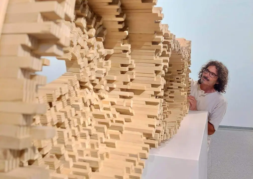 José Antonio Santocildes, junto a una de sus obras.