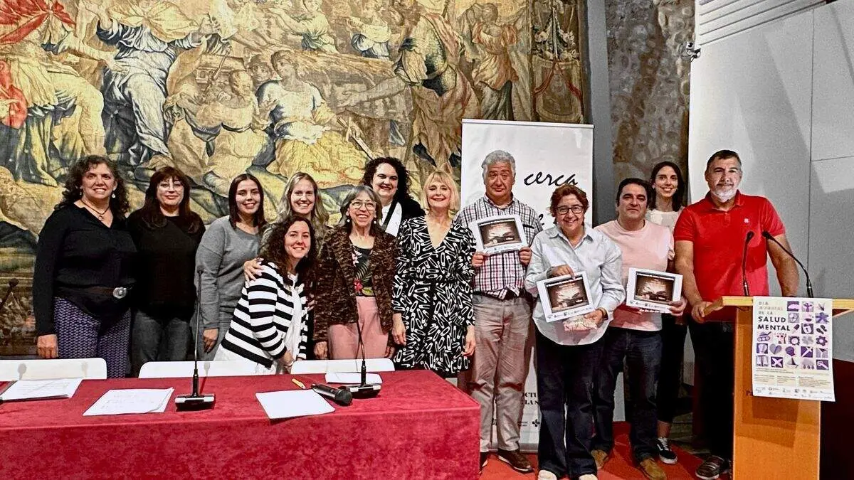 Foto de familia de los premiados junto con organizadores y miembros del jurado.