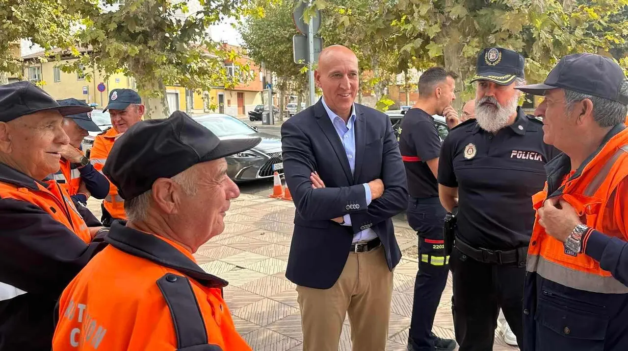 El alcalde de León, José Antonio Diez, durante la visita al punto de atención al peregrino.