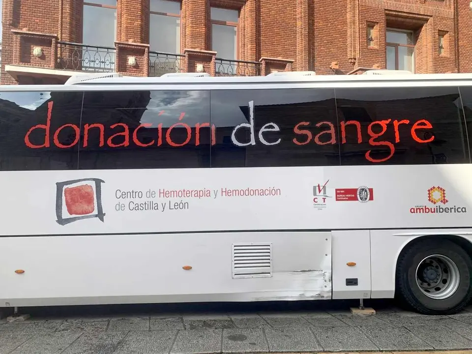 Imagen del autobús de Donantes de Sangre en el centro de León.