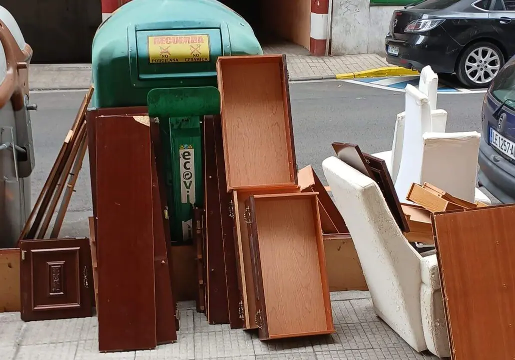 Residuos voluminosos en una calle de Ponferrada.
