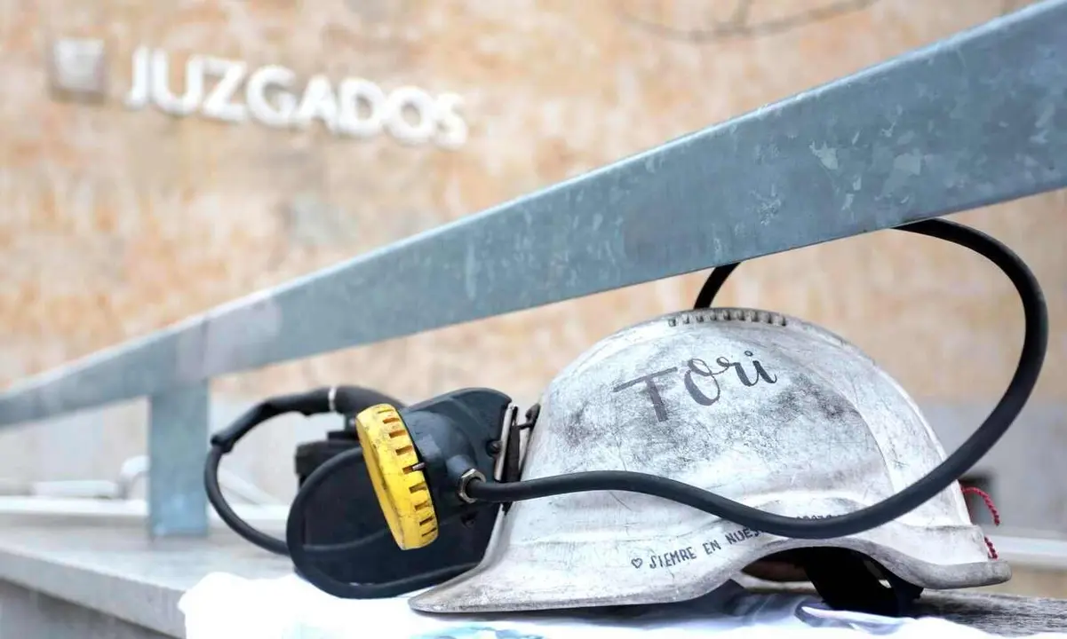 Imagen del casco de uno de los mineros fallecidos en el accidente.