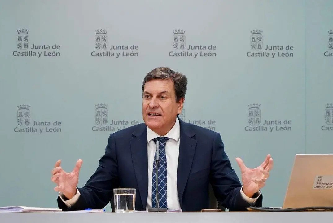 El consejero de Economía y Hacienda y portavoz, Carlos Fernández Carriedo, comparece en rueda de prensa posterior al Consejo de Gobierno.