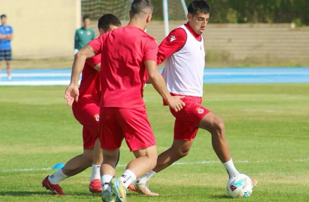 Thiago Ojeda, este jueves, durante el entrenamiento en el campo de la Universidad. Foto: CyDLeonesa