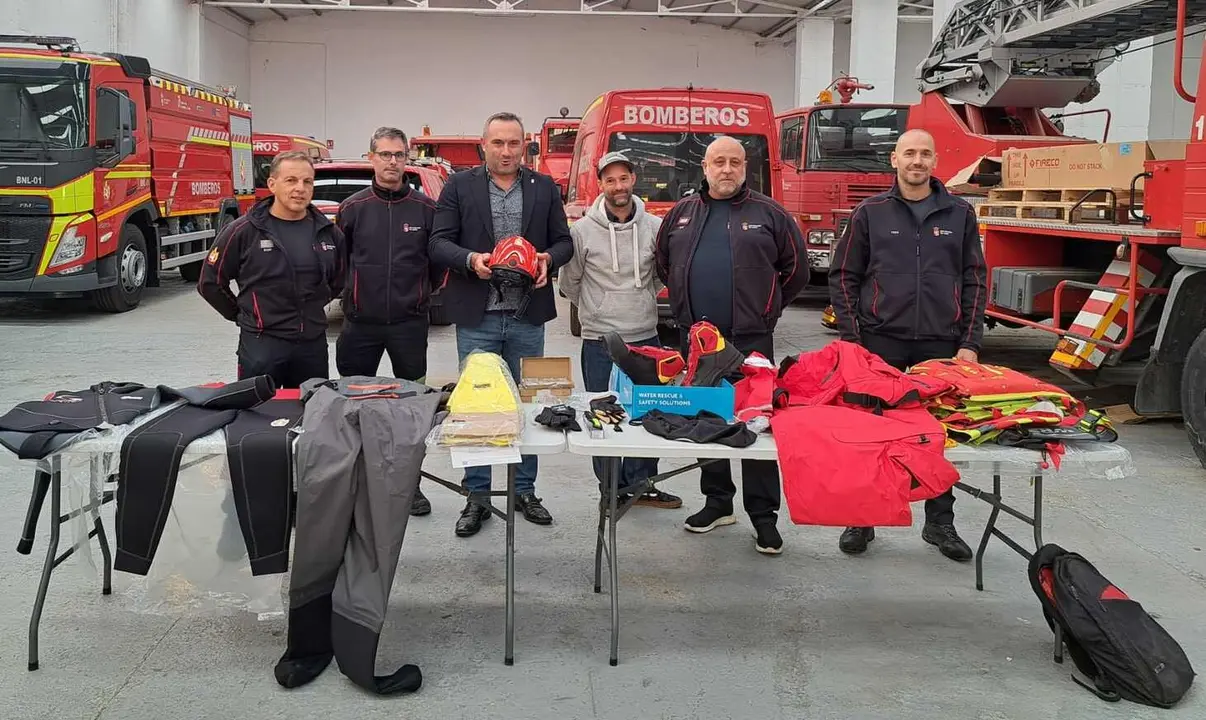 Imagen de la entrega de equipamiento acuático al Sepeis.