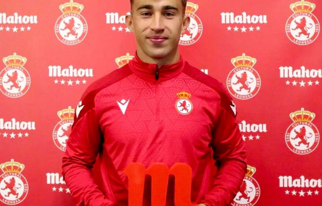 Rodri Suárez recibe el premio como jugador Cinco Estrellas.