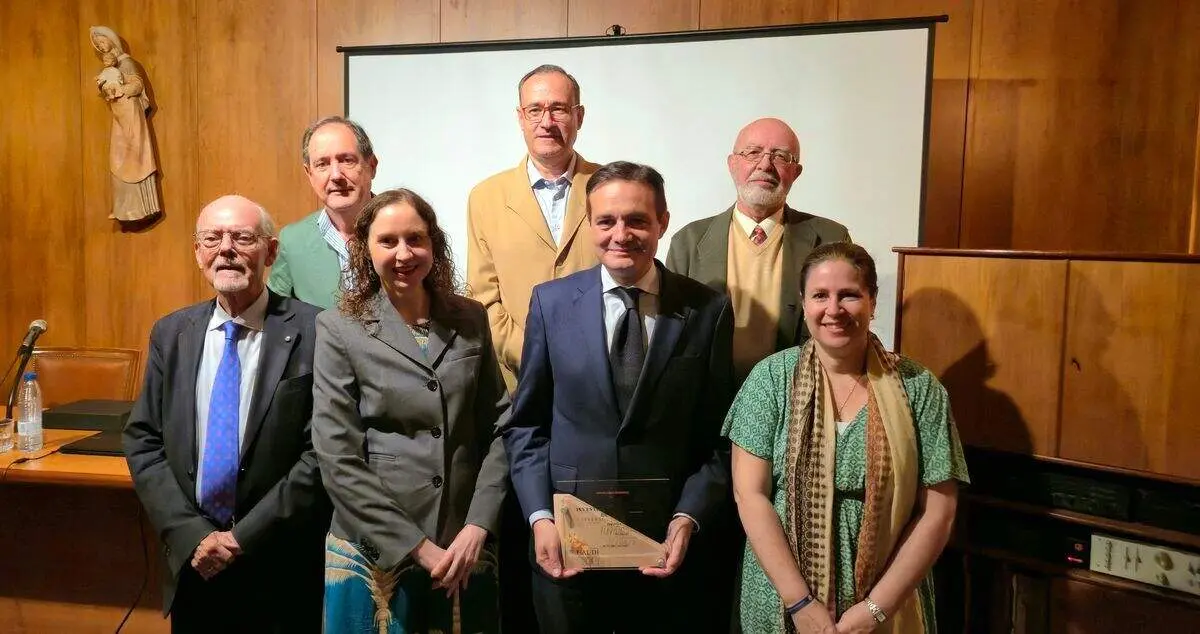 Raúl Fernández Sobrino acompañado por la Junta Directiva del Centro Gaudí Madrid. Foto: Fundos