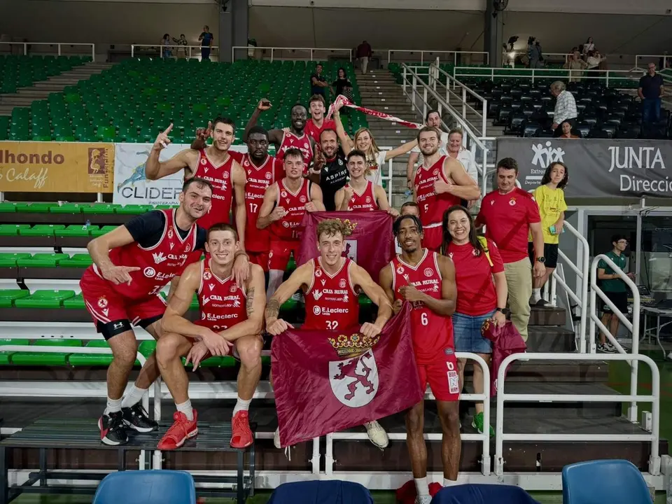 El equipo leonés celebró por todo lo alto su victoria en Cáceres. Foto: CyDL