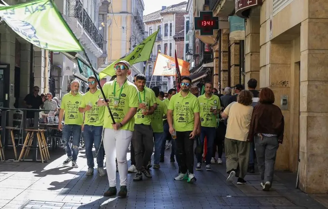Las peñas inundaron León durante toda la jornada.