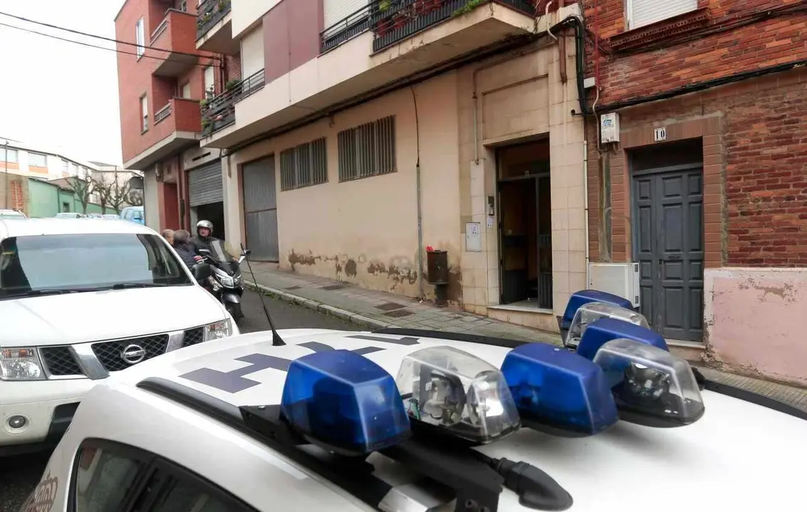 Un detenido por la muerte violenta de una mujer en su vivienda de la calle Pedro de Dios del barrio San Esteban de León. Foto: Campillo