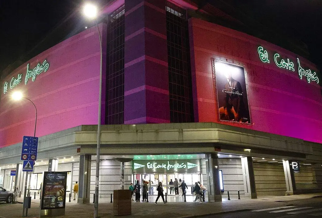 Fachada de El Corte Inglés de León iluminada de rosa contra el cáncer de mama.