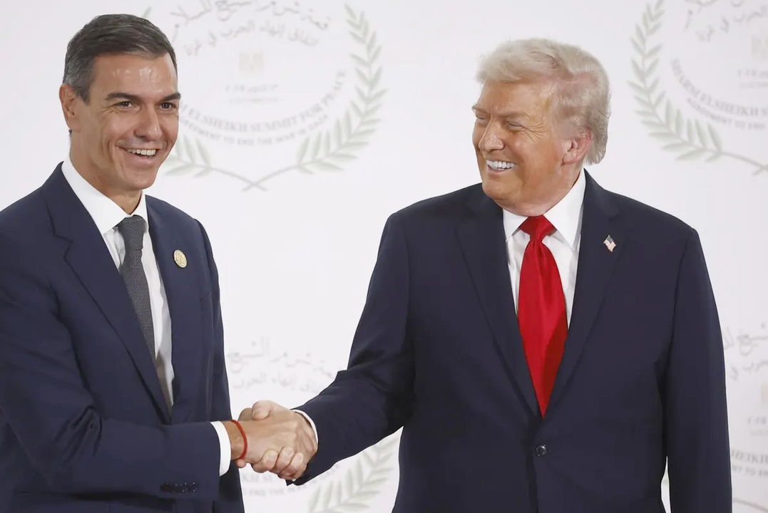 Pedro Sánchez, en la imagen junto a Donald Trump, abandona Egipto para desplazarse a Ponferrada.