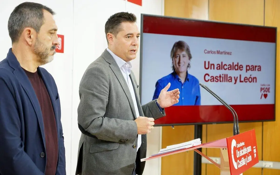 El secretario de Organización del PSOECyL, Daniel de la Rosa, y el adjunto a Organización del PSOECyL, Javier Muñoz, presentan la campaña ‘Un alcalde para Castilla y León’.
