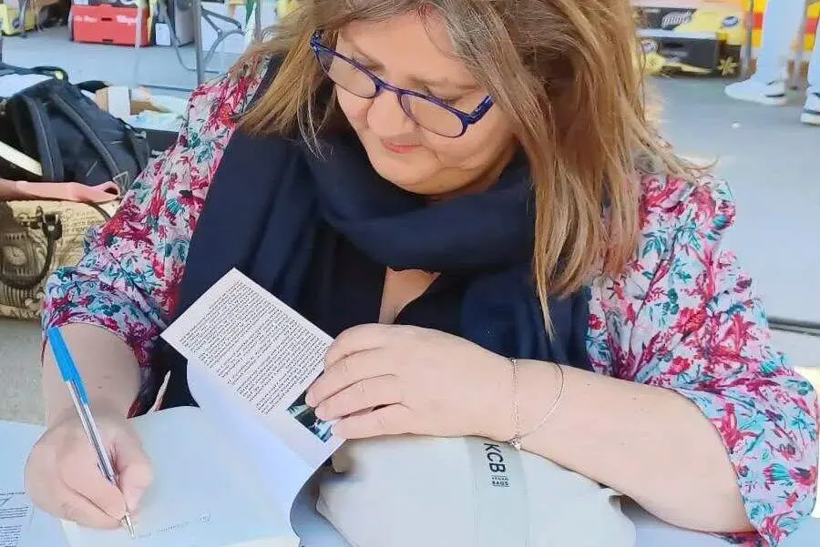 La escritora leonesa Rosa María Reis durante una firma de libros.