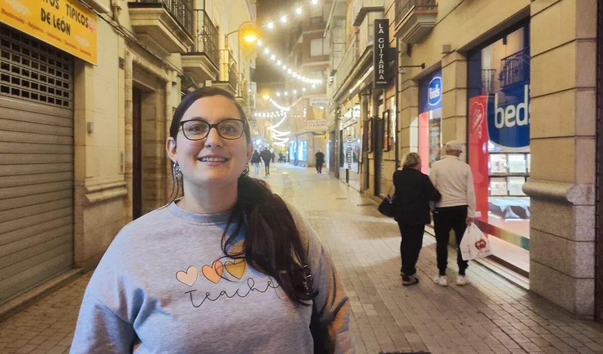 La educadora leonesa Chelo Fernández, en Astorga, donde reside hace nueve años. Foto: D.P.