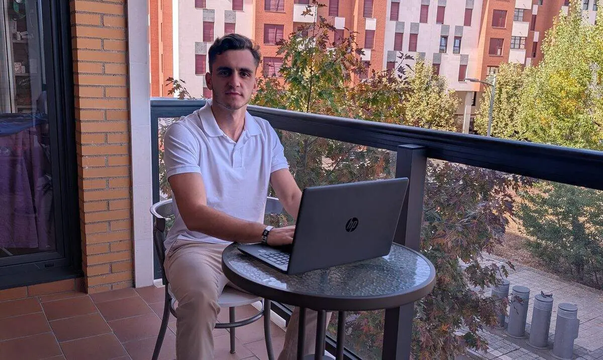 Daniel RodrÍguez, CEO de la startup Daroma Innovations e imagen de la aplicación.