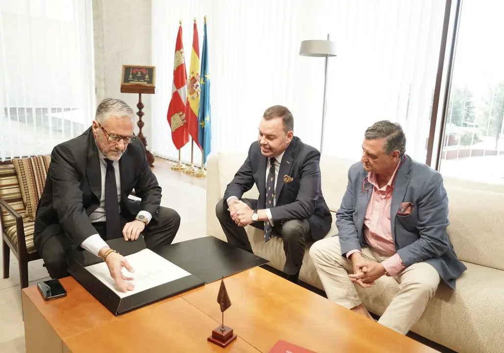 El presidente de las Cortes, Carlos Pollán, junto a José María Viejo y Félix Romanos, de Fundos.