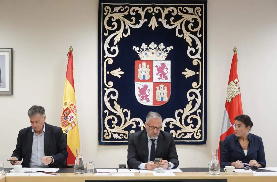 El presidente de las Cortes, Carlos Pollán, junto a los vicepresidentes durante la celebración de la Mesa de las Cortes. Foto: Rubén Cacho